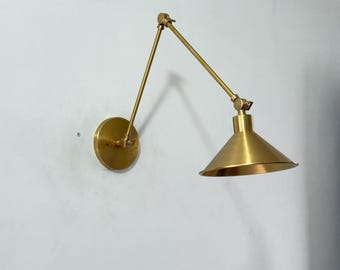 Lámpara de pared moderna de latón con brazo oscilante / Aplique dorado ajustable