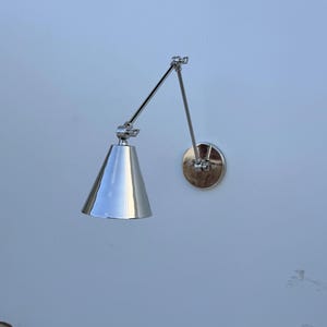 Handgefertigte Wandleuchte im Mid-Century-Modern-Stil aus Chrom, verstellbare Schwenkarm-Wandleuchte