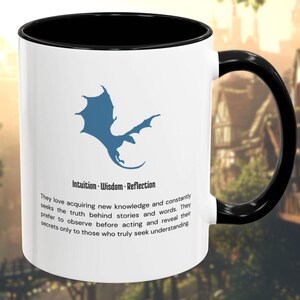 Puede incluir: Taza de cerámica blanca con interior y asa negros. La taza presenta una silueta de dragón azul y las palabras "Intuición Sabiduría Reflexión". El texto describe el amor del sujeto por el conocimiento y la verdad.