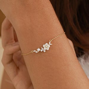 Pulsera de flores de nácar, pulsera minimalista de hojas de diamantes, pulsera floral, joyería nupcial, regalos de boda, regalos para damas de honor.