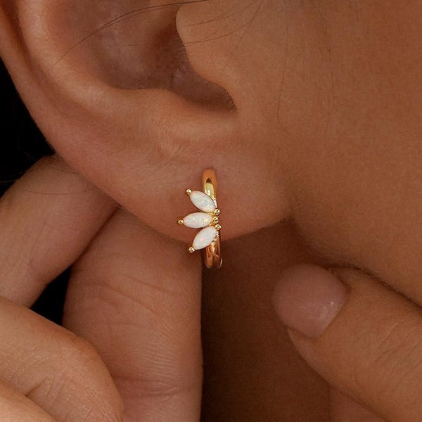 Pendientes de aro pequeños y delicados con ópalo, pendientes de aro minimalistas con ópalo, joyería con piedras preciosas de ópalo, pendientes para mamá, regalo para damas de honor, regalo de cumpleaños