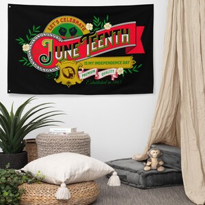 Puede incluir: Tapiz de pared negro con las palabras "June Teenth" en un diseño decorativo. El diseño incluye el texto "Let's Celebrate" y "Is My Independence Day". El tapiz también presenta un emblema dorado y detalles florales.