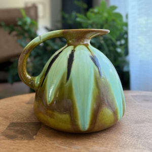 Preciosa jarra de cerámica de estudio con esmalte de goteo neutro cálido y verde, decoración de primavera, decoración de verano, regalo para ella, decoración rústica