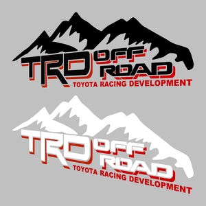 Op de afbeelding: Twee versies van een logo met de tekst "TRD OFF ROAD" en "TOYOTA RACING DEVELOPMENT" eronder. Het bovenste logo is zwart en rood met een zwart berglandschap. Het onderste logo is wit en rood met een wit berglandschap.