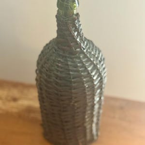 Vintage Korb gewickelte Demijohn-Flasche - Grüner Glasweinkrug - rustikales Bauernhausdekor