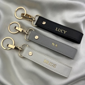 Llavero de pulsera con letra personalizada: ideal como regalo para tu mejor amiga, dama de honor o profesora.
