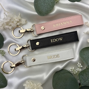 Llavero de pulsera con cuentas y nombre personalizado: ideal como regalo para ella, para una propuesta de dama de honor, para una maestra o para un cumpleaños.