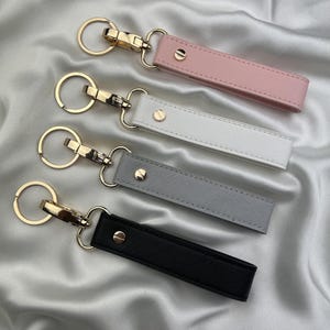 Llavero de pulsera con nombre y letra: regalo personalizado para amigas, damas de honor, maestras o mamás. Bonito dije de cuentas para bolso.