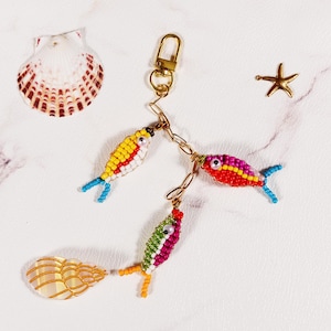 Ocean Theme Beaded Fish Bag Charm, Gold Chain Purse Dangle with 3 Colorful Handmade Fish, Summer Coastal Keychain for Women