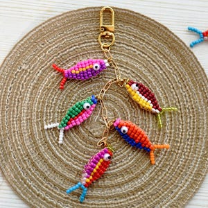 Colorful Beaded Fish Purse Charm, 5 Handmade Bead Fish on Gold Chain, Ocean Style Backpack Charm, Coastal Keyring Gift for Her