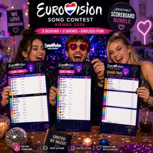 Può includere: Un gruppo di persone tiene in mano tre tabelloni segnapunti per l'Eurovision Song Contest Vienna 2026. I tabelloni segnapunti sono per le semifinali e la finale. Ogni tabellone ha uno sfondo blu scuro con bandiere nazionali e sezioni di punteggio. L'immagine include il testo "Printable Scoreboard Bundle".