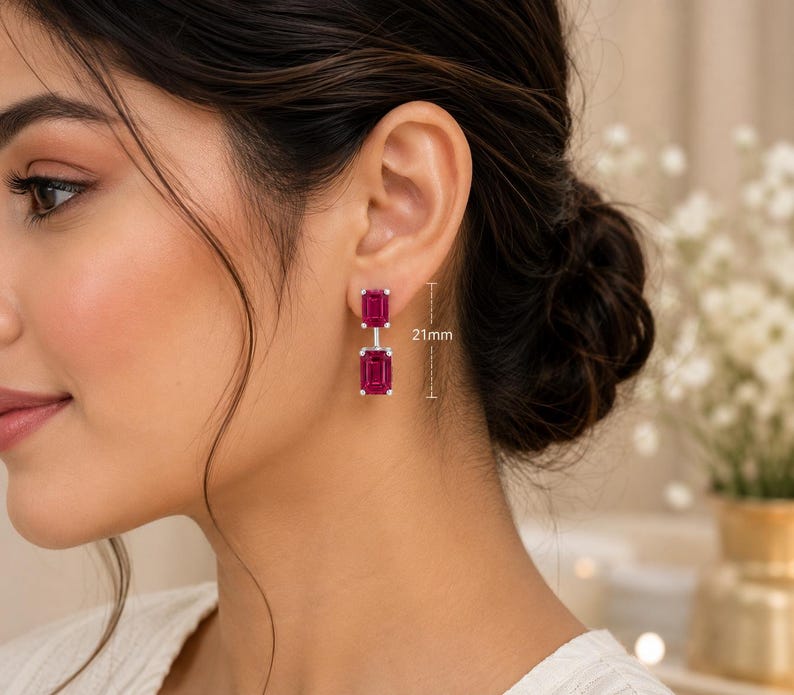 Pode incluir: Um brinco pendente com duas pedras retangulares de cor rosa profundo, lapida&ccedil;&atilde;o esmeralda, engastadas em metal prateado. O comprimento total do brinco &eacute; de 21mm, conforme indicado pelo gr&aacute;fico de medi&ccedil;&atilde;o ao lado da pe&ccedil;a de joalharia.