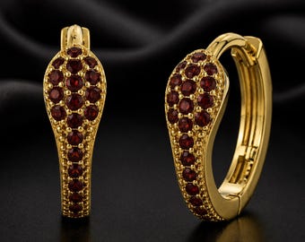 Brincos de argola em prata de lei com granada, brincos de argola com pedra preciosa em tom dourado.