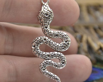 Collana con ciondolo a forma di serpente cobra in argento