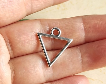 Silberfarbener Dreieck Charm Anhänger (16 x 18 mm)