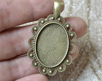 Plateau à pendentif cabochon ovale ton bronze, lunette en dentelle (18 x 25 mm)