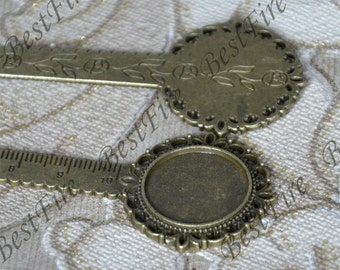 Peut inclure: Deux plateaux ronds en métal doré antique avec un bord festonné. Le plus grand plateau a une règle au dos avec des marques de 6 à 10. Le plus petit plateau a une surface ronde lisse.