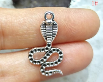 Pendentif serpent argenté, trouvaille de bijoux
