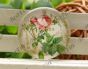 Puede incluir: Un cabujón redondo de vidrio con un diseño floral vintage. El diseño presenta una rosa rosa con hojas verdes y un fondo blanco con el texto "CREME DE SAVON AUX PLANTES".