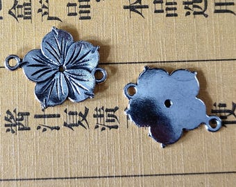 Silverfärgad blomkopplingshänge, metallfästning (21 x 26 mm)