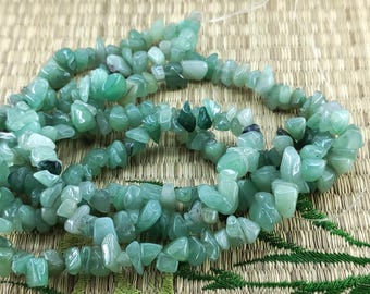 Filo di perle di pepita di giada, schegge di pietre preziose dalla forma irregolare (85 cm)