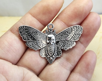Colgante gótico con dije de polilla calavera en tono plateado (27 x 42 mm)