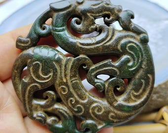 彫刻された龍の翡翠ペンダント：天然の緑石のお守り - Etsy 日本