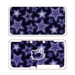 Może przedstawiać: Dwuczęściowy zestaw z fioletowym wzorem gwiazd na białym tle. Dolna część ma biały kontur Hello Kitty. Górna część to pełny prostokąt. Zestaw jest prawdopodobnie etui ochronnym na przenośną konsolę do gier.