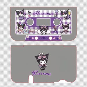 Könnte beinhalten: Ein graues Kassettenband-Design mit einem lila Karomuster und Zeichentrickfiguren. Der Text "Kuromi" ist kursiv geschrieben. Der untere Teil zeigt eine Zeichentrickfigur und den Text "Kuromi".