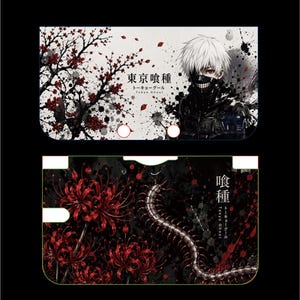 Puede incluir: Un conjunto de pegatinas protectoras para consola con arte de Tokyo Ghoul. La pieza superior muestra un personaje de pelo blanco con máscara negra, flores de cerezo rojas y texto japonés. La pieza inferior muestra lirios rojos y un ciempiés.