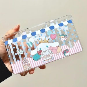 Könnte beinhalten: Transparente Handyhülle mit einer Cartoonfigur mit goldener Krone, die Blumen und einen Kuchen hält. Die Hülle hat einen rosa-weiß gestreiften Rand, blaue Punkte und Illustrationen von Geschenken und Luftballons.