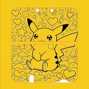 Könnte beinhalten: Gelbe Nintendo Switch-Hülle mit Pikachu-Design. Die Hülle ist mit Herzen, Sternen und Blitzen verziert. Pikachu befindet sich in der Mitte, umgeben von Wolken. Die oberen und unteren Abschnitte sind getrennt.