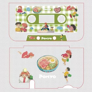 Könnte beinhalten: Ein dekoratives Kassettenband-Design mit Charakteren und Bildern aus dem Animationsfilm "Ponyo". Das Design umfasst einen grün-weiß karierten Hintergrund, Illustrationen von Lebensmitteln und das Wort "Ponyo".