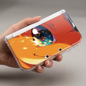 Funda rígida personalizada para Nintendo New 3DS XL con diseño de Charizard Eye, que incluye un retrato en primer plano con un reflejo del universo cósmico.