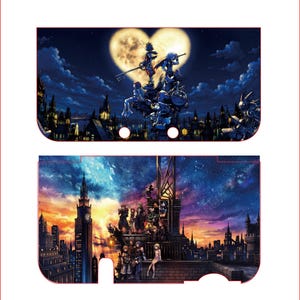 Può includere: Una skin per console rettangolare con due distinte illustrazioni di Kingdom Hearts. Il pannello superiore mostra personaggi in silhouette davanti a una grande luna a forma di cuore. Il pannello inferiore ritrae un gruppo di personaggi su un tetto.