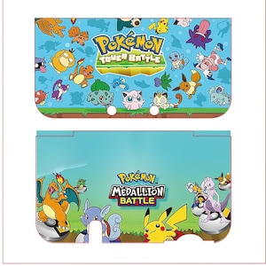 Könnte beinhalten: Ein zweiteiliges, blau-weißes Nintendo 3DS-Skin-Set mit verschiedenen Pokémon-Charakteren. Das obere Skin zeigt den Text "Pokémon Tower Battle" mit mehreren Pokémon. Das untere Skin zeigt "Pokémon Medallion Battle" mit Glurak und Pikachu.