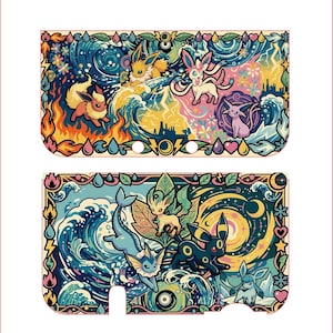 Op de afbeelding: Een tweedelige vinyl skin-set voor een draagbare spelcomputer met een levendige, gedetailleerde illustratie van verschillende Eevee-evoluties. Het ontwerp bevat wervelende blauwe golven, vlammen, bliksemschichten en bloemmotieven in een kleurrijke stijl.
