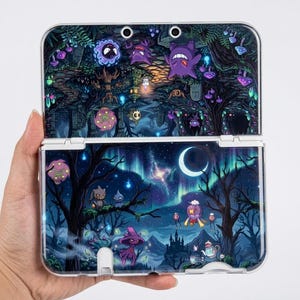 Può includere: Una custodia protettiva trasparente per console di gioco portatile con una stampa grafica dettagliata di una foresta oscura, creature spettrali viola e blu, funghi luminosi, una luna crescente e un cielo notturno stellato sullo sfondo.