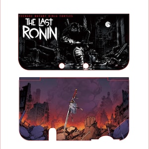 Può includere: Un set di due adesivi per console con grafica Teenage Mutant Ninja Turtles The Last Ronin. La parte superiore mostra una figura scura e incappucciata in una città in rovina sotto la luna piena. La parte inferiore mostra una spada tra le macerie.