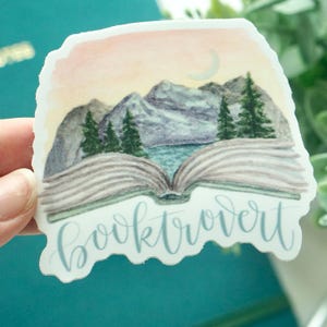 Pegatina de vinilo troquelada - Letras de paisaje de libro de acuarela - booktrovert - Mate impermeable de 3 pulgadas para computadora portátil, botella de agua, agenda, decoración