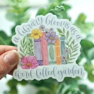 Pegatina de vinilo troquelado - Letras de libros florales de acuarela - Una biblioteca florece como un jardín lleno de palabras - Mate impermeable de 3 pulgadas