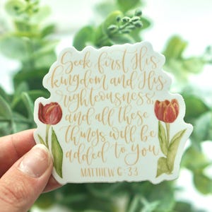 Vinilo troquelado - Letras de tulipanes de acuarela Mateo 6:33 - 3 en mate resistente al agua para portátil, funda de teléfono, botella de agua, agenda, decoración