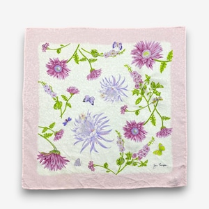 Puede incluir: Un pa&ntilde;uelo cuadrado de color rosa claro con un estampado floral. El dise&ntilde;o presenta flores moradas y rosas, tallos verdes y mariposas sobre un fondo blanco. El pa&ntilde;uelo tiene un borde rosa claro.