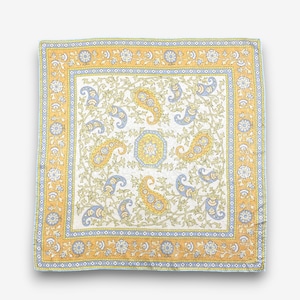 Puede incluir: Un pa&ntilde;uelo cuadrado con un centro blanco con motivos de cachemira amarillos y azules y enredaderas verdes. El borde es una banda amarilla ancha decorada con patrones florales azules y blancos, encerrada por un fino borde geom&eacute;trico.