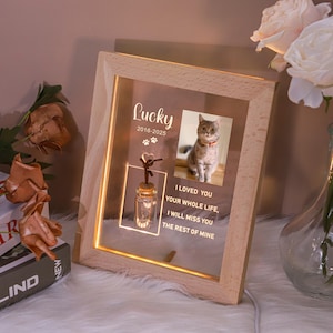 Może przedstawiać: Drewniana ramka na zdjęcia upamiętniająca ze zdjęciem kota. Ramka zawiera napis "Lucky" i daty 2016-2025. Widoczny jest również tekst "I LOVED YOU YOUR WHOLE LIFE, I WILL MISS YOU THE REST OF MINE".