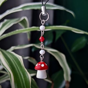 Handgemachter roter Pilz Anhänger Handy-Anhänger - Süße Cottagecore Perlen Handyarmband - Fairycore Pilz Accessoire - Kawaii Geschenk