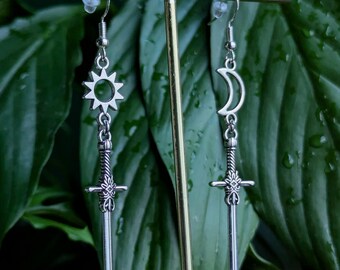 Orecchini pendenti a forma di spada placcati in argento: gioielli gotici - Italia