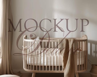 Puede incluir: Una cuna de bebé de madera clara con un diseño redondeado, con colchón y ropa de cama blancos. Una manta beige está drapeada sobre el lateral. La palabra "MOCKUP" es visible en el fondo.