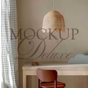 Op de afbeelding: Een interieur in neutrale tinten met een geweven hanglamp, een houten bureau en een rode stoel. De muur heeft de tekst "MOCKUP Deluxe". Een speelgoedauto staat op het bureau en er is ook een blauwe wolk-vormige decoratie aanwezig.