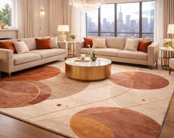 Puede incluir: Un salón moderno con dos sofás beige, cojines decorativos naranjas y beige, y una gran alfombra estampada en tonos marrones y beige. Una mesa de centro redonda y mesas auxiliares con lámparas completan la decoración. Se puede ver un horizonte urbano a través de las grandes ventanas.